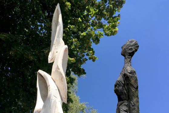 Holzskulpturen von Paul Steiner und Adrian Künzi